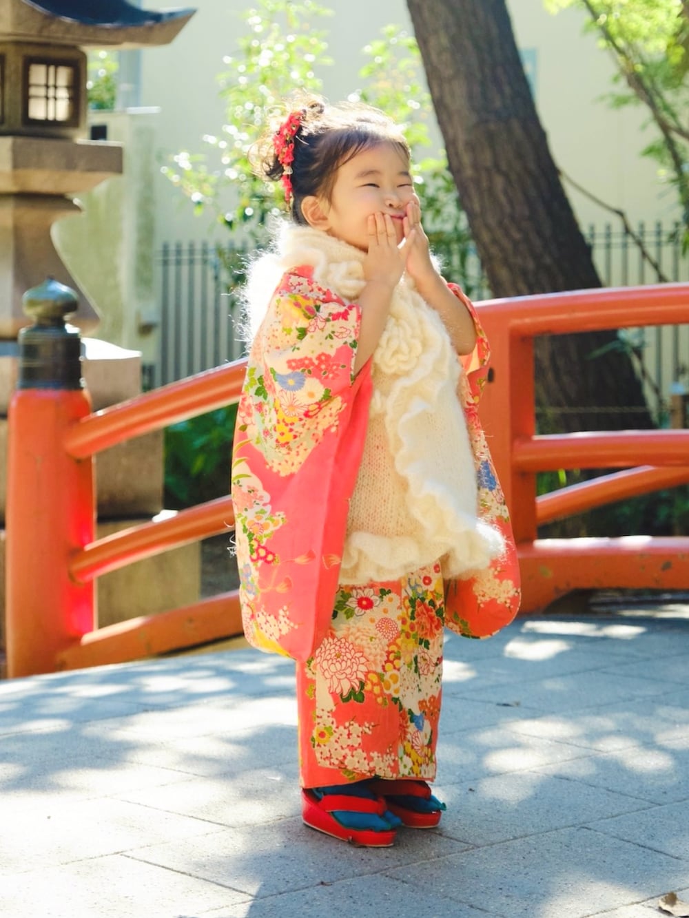 ホワイト系のベスト、ブルー系のソックス/靴下を着用したキッズの秋コーディネートの2枚目の写真