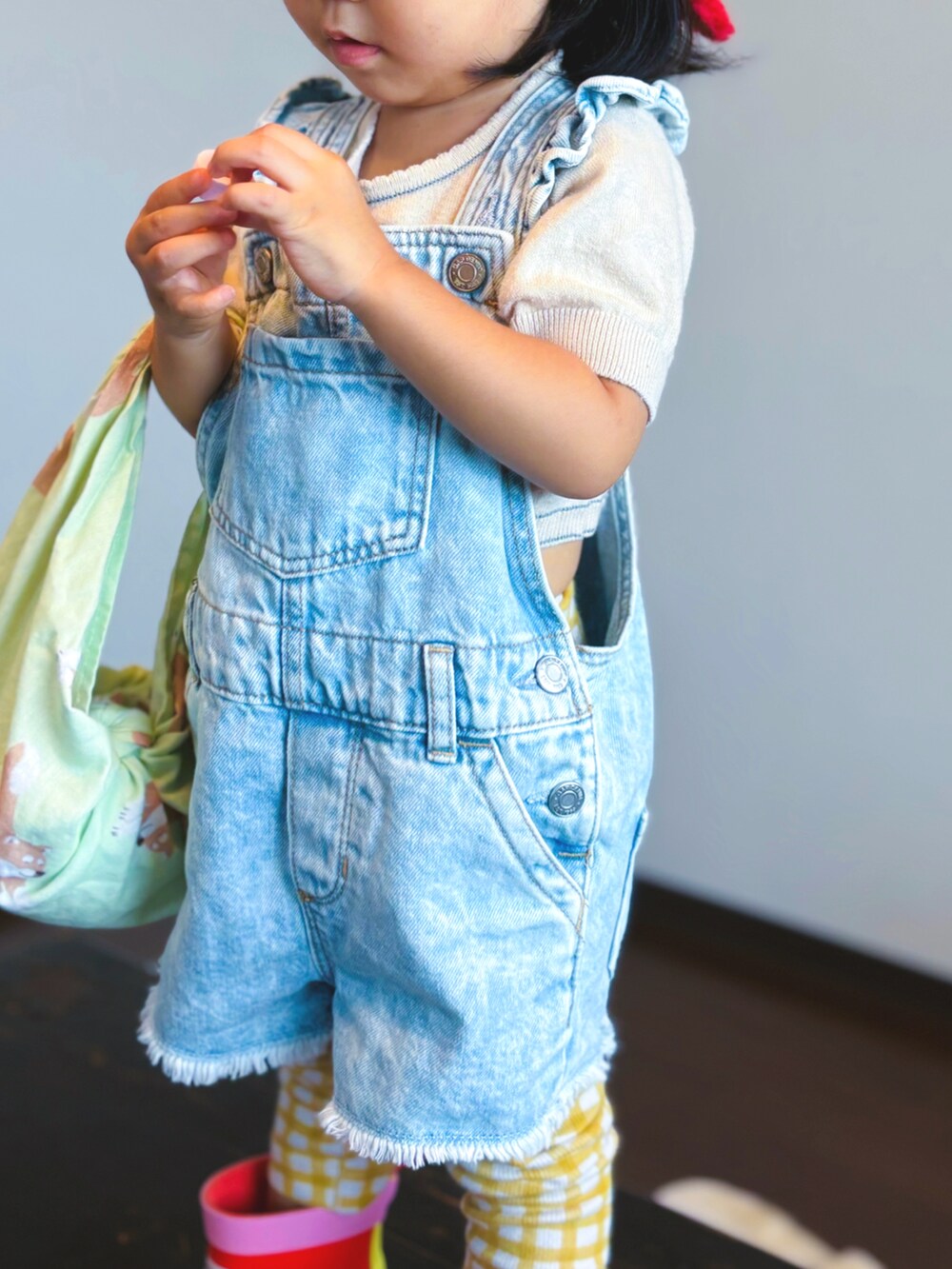 その他のサロペット/オーバーオール、ベージュ系のTシャツ/カットソー、オレンジ系のレインシューズを着用したキッズの秋コーディネートの2枚目の写真