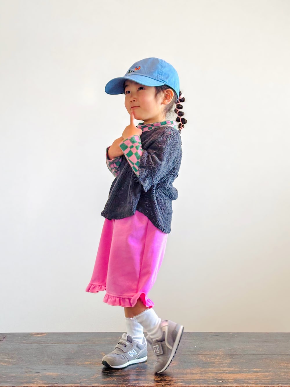 ピンク系のその他パンツ、グレー系のスニーカー、ピンク系のTシャツ/カットソーを着用したキッズの春コーディネートの2枚目の写真