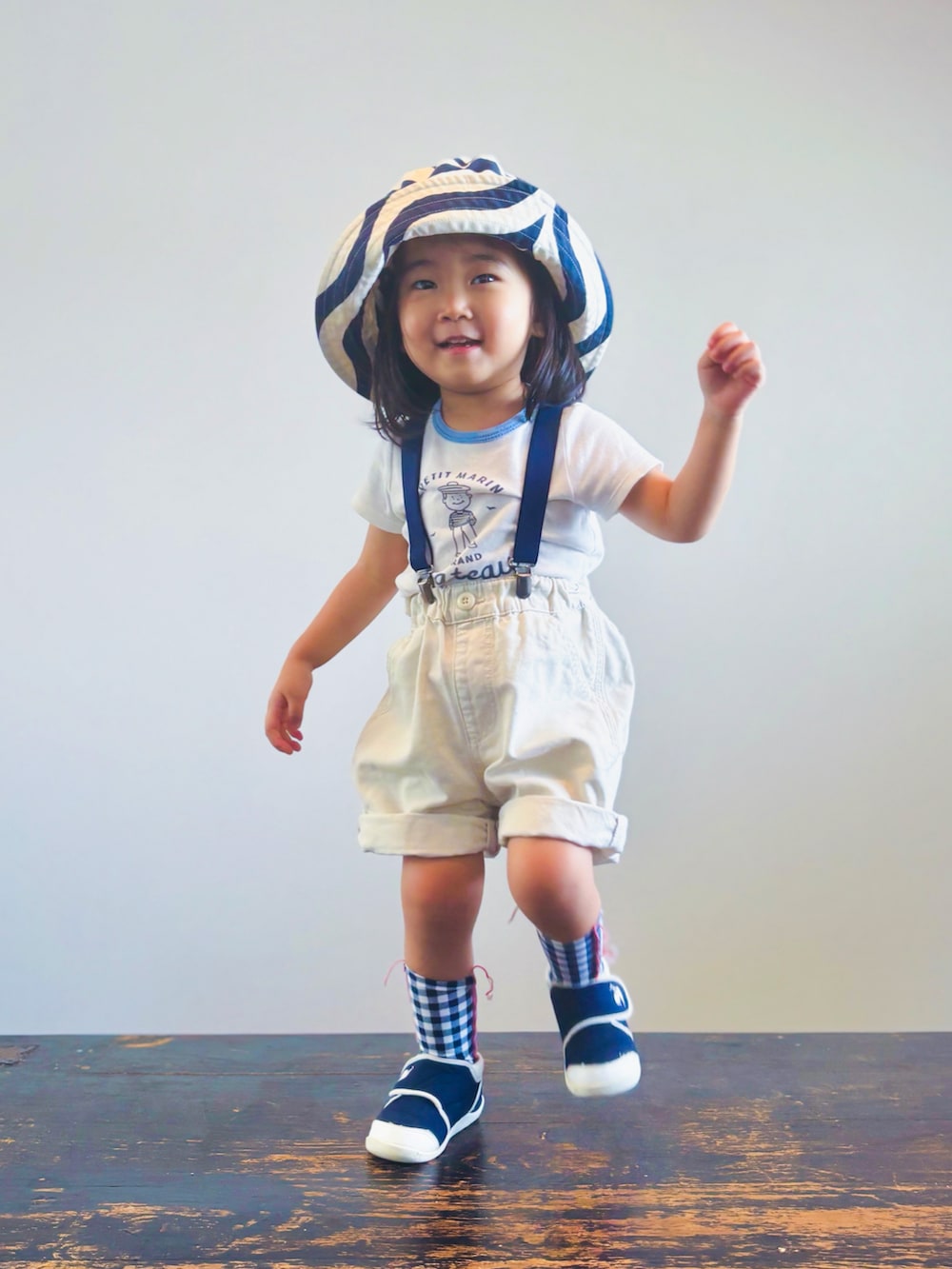 ブルー系のスニーカー、ホワイト系のTシャツ/カットソー、ホワイト系のその他パンツを着用したキッズの夏コーディネートの3枚目の写真