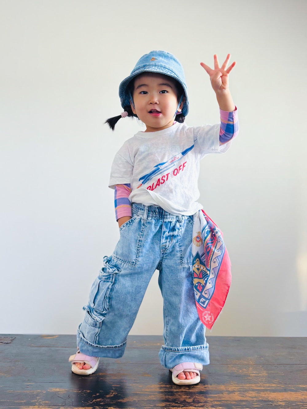 「春夏コーデ、バケットハット、デニム、カーゴパンツ、チェック、サンダル、レイヤードスタイル、Tシャツ、古着MIX、KOOOのヴィンテージファッション、キッズコーデ、キッズファッション」｜「GAPのデニムバケットハット (ベビー)（ハット、ブルー系）」を使った、KOOOさん（キッズ・90cm）の春コーディネートの3枚目の写真