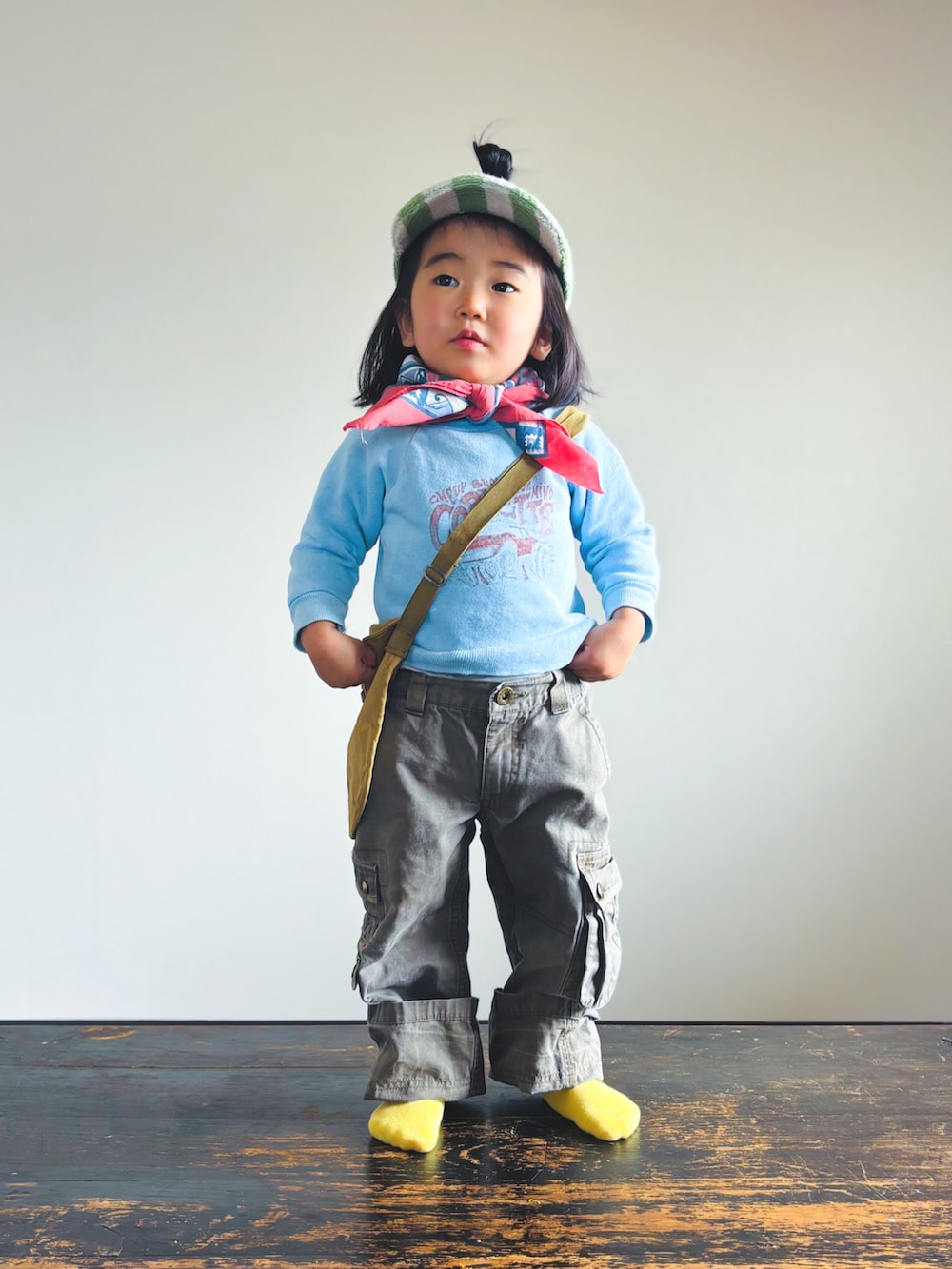 ブルー系のスウェット、グリーン系のショルダーバッグ、グレー系のカーゴパンツを着用したキッズの春コーディネートの4枚目の写真