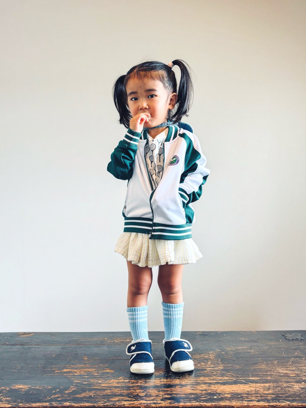 ブルー系のスニーカー、ホワイト系のTシャツ/カットソー、グリーン系のジャージを着用したキッズの秋コーディネートの3枚目の写真