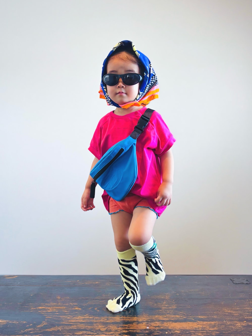 ホワイト系のTシャツ/カットソー、オレンジ系のその他パンツ、ブルー系のボディバッグ/ウエストポーチを着用したキッズの夏コーディネートの3枚目の写真