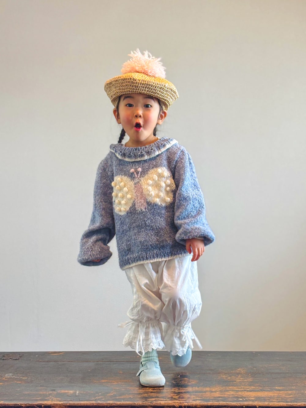 ホワイト系のその他パンツ、ブルー系のニット/セーター、ブルー系のサンダルを着用したキッズの春コーディネートの2枚目の写真