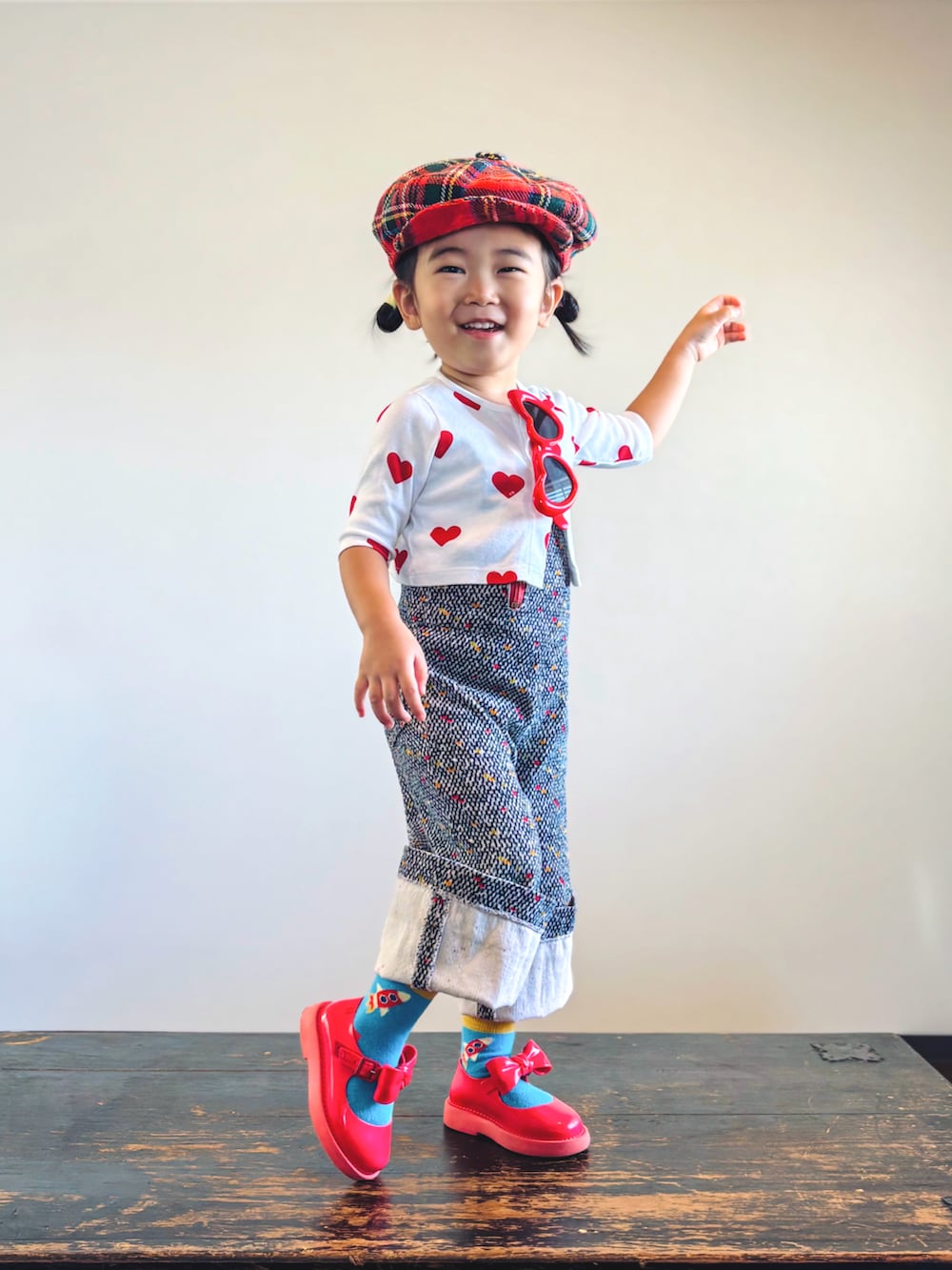 ホワイト系のカーディガン/ボレロ、その他のサロペット/オーバーオール、レッド系のドレスシューズを着用したキッズの秋コーディネートの3枚目の写真