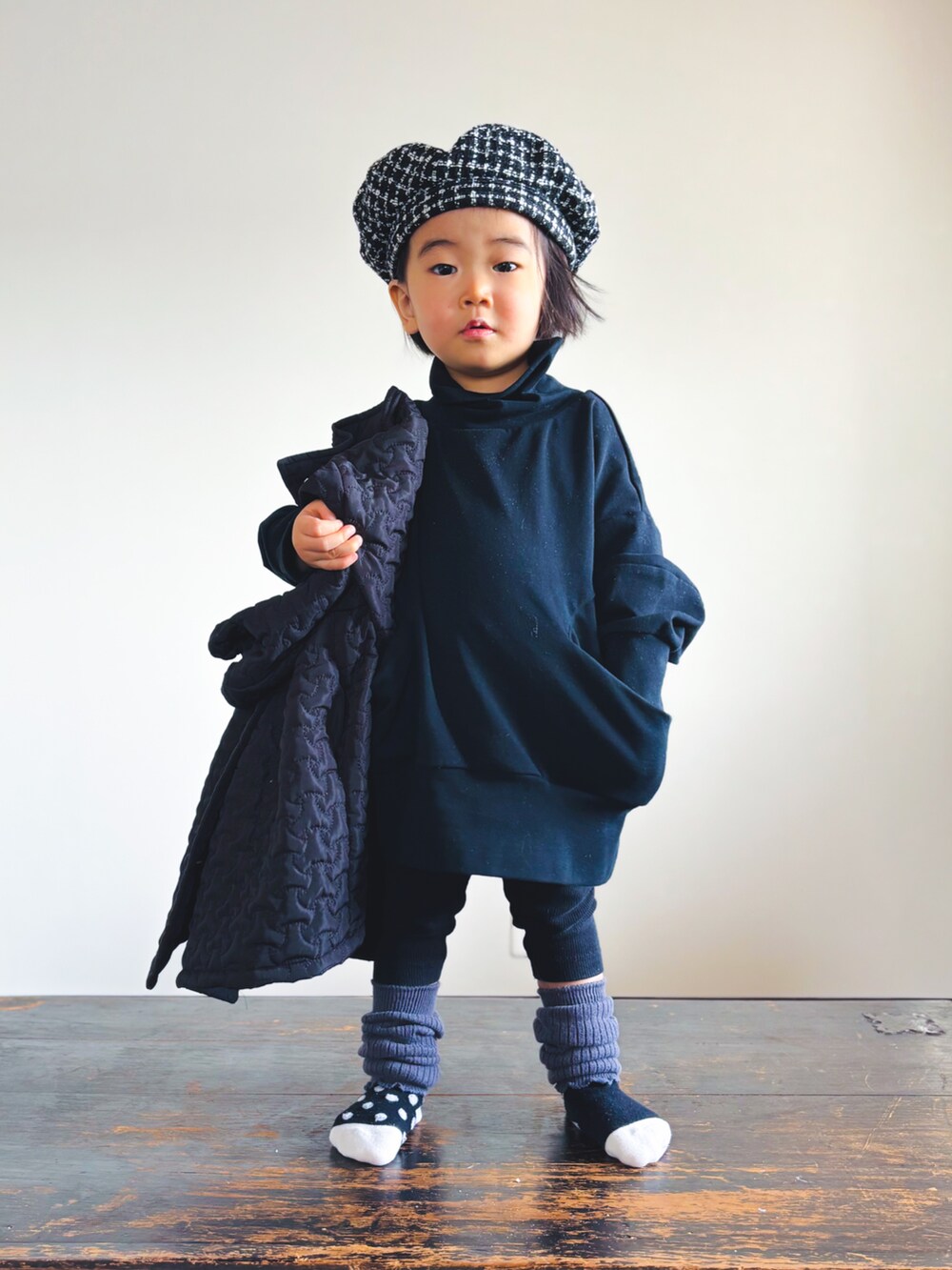 ブラック系のTシャツ/カットソー、ブラック系のノーカラーコート、ブラック系のその他パンツを着用したキッズの冬コーディネートの2枚目の写真