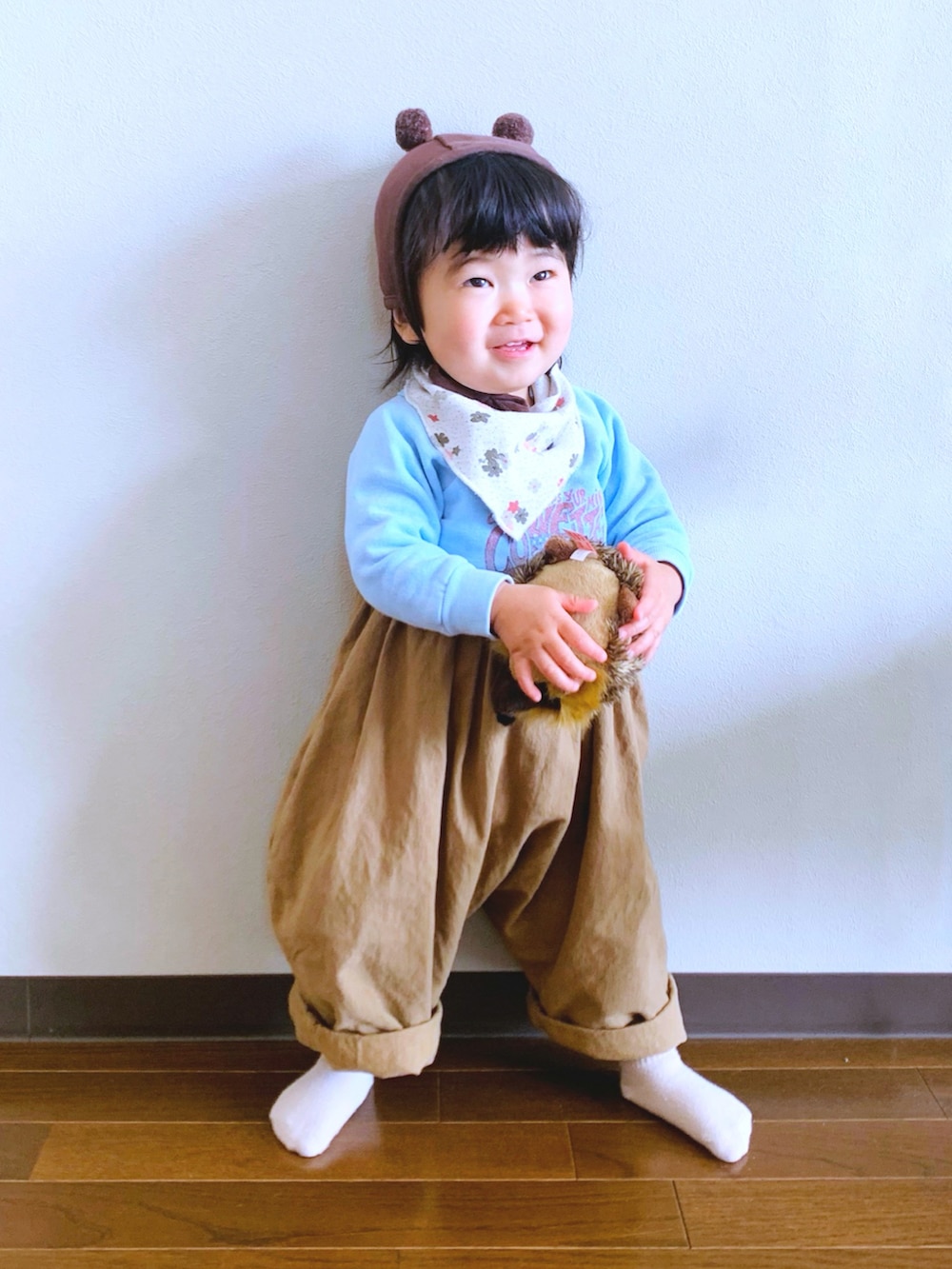 ベージュ系のつなぎ/オールインワン、ブルー系のスウェット、ベージュ系のソックス/靴下を着用したキッズの春コーディネートの2枚目の写真