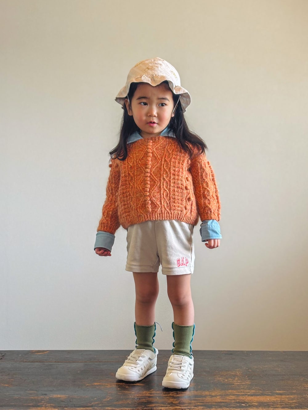 ベージュ系のスニーカー、ブルー系のシャツ/ブラウス、ベージュ系のその他パンツを着用したキッズの冬コーディネートの2枚目の写真