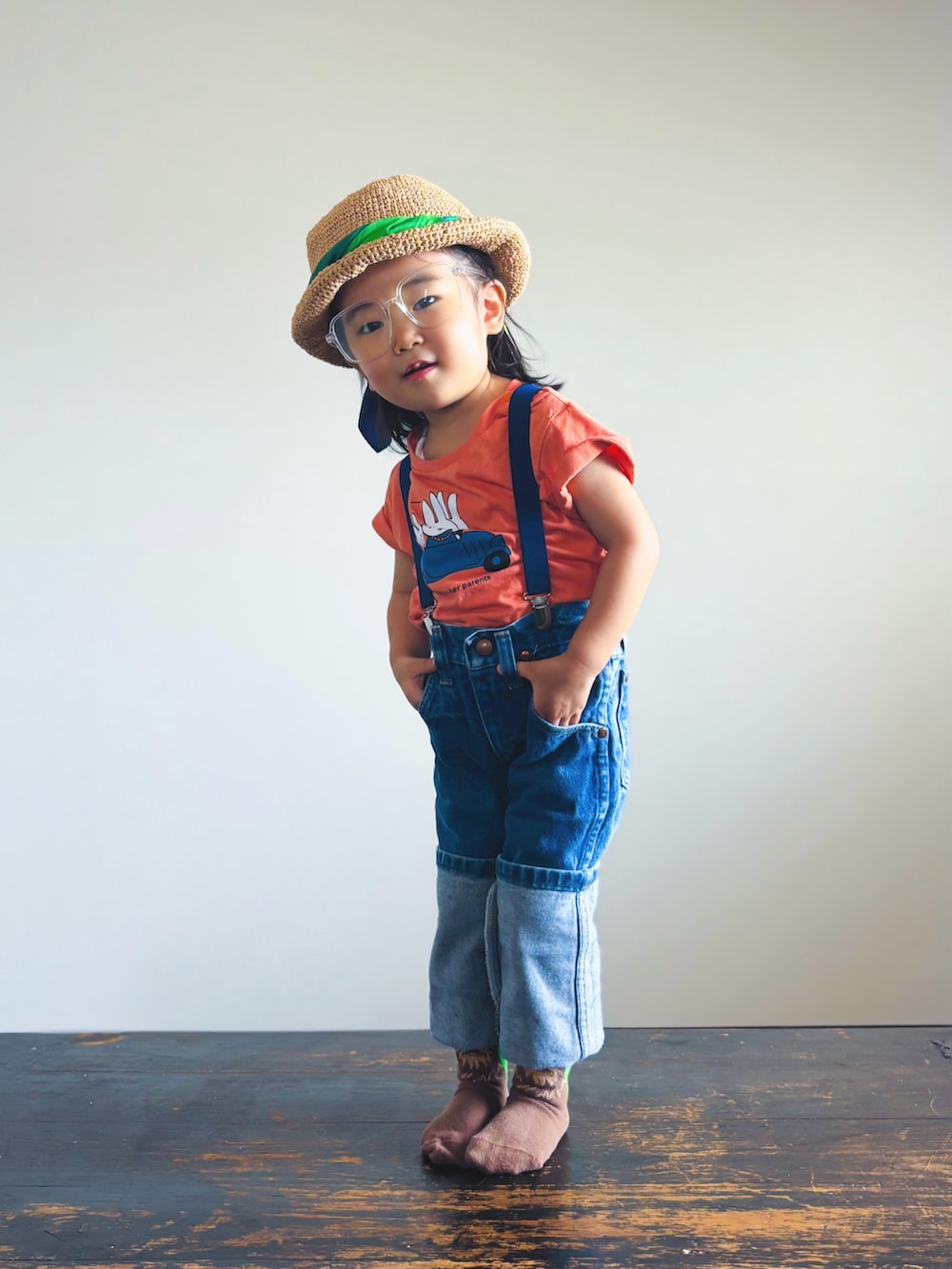 オレンジ系のTシャツ/カットソー、ブルー系のデニムパンツ、ホワイト系のメガネを着用したキッズの夏コーディネートの4枚目の写真