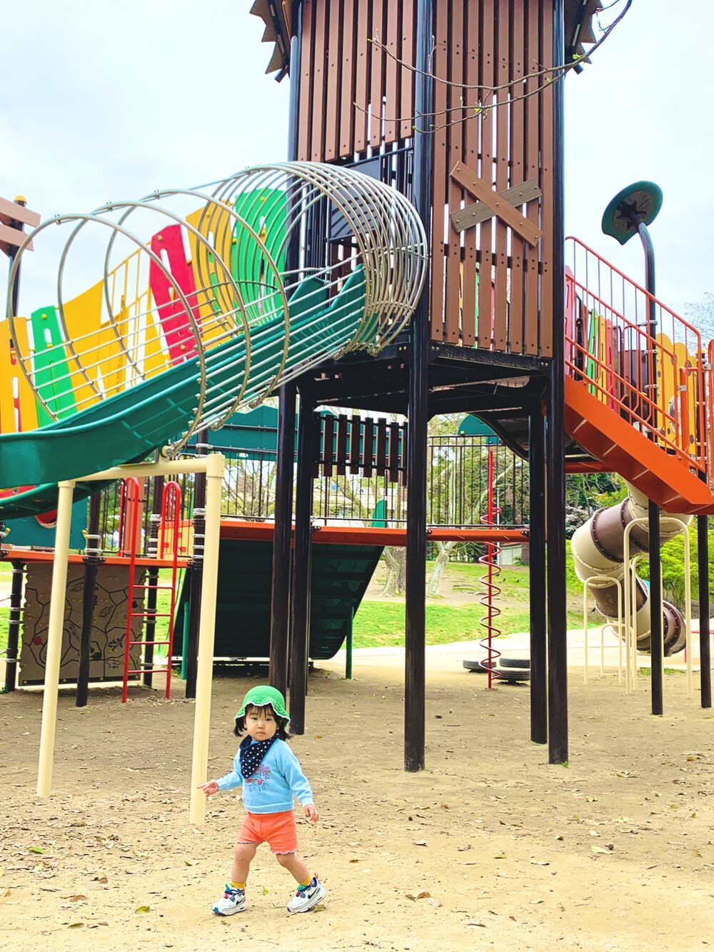 ピンク系のサンダル、オレンジ系のその他パンツ、ホワイト系のスニーカーを着用したキッズの春コーディネートの2枚目の写真