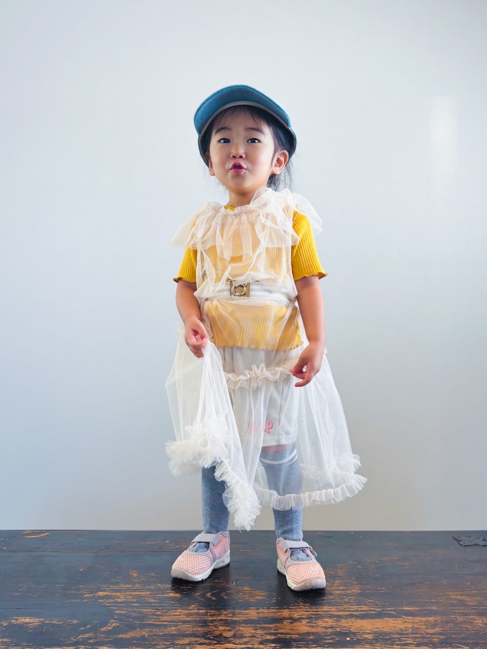 ベージュ系のその他パンツ、ホワイト系のワンピース、イエロー系のTシャツ/カットソーを着用したキッズの夏コーディネートの2枚目の写真