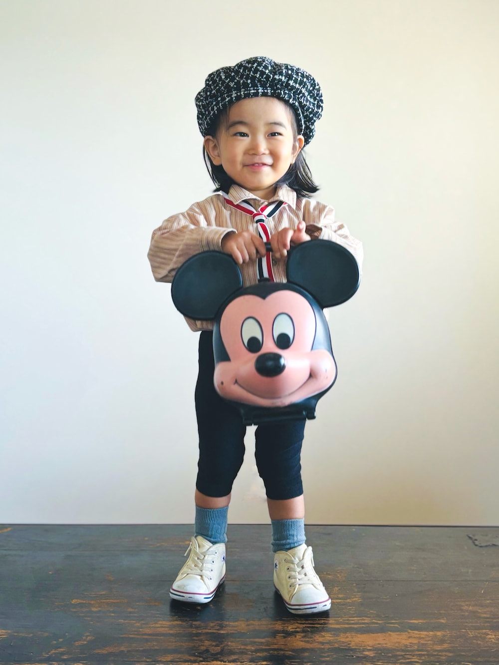 ブラック系のその他パンツ、ホワイト系のスニーカー、ベージュ系のシャツ/ブラウスを着用したキッズの秋コーディネートの2枚目の写真