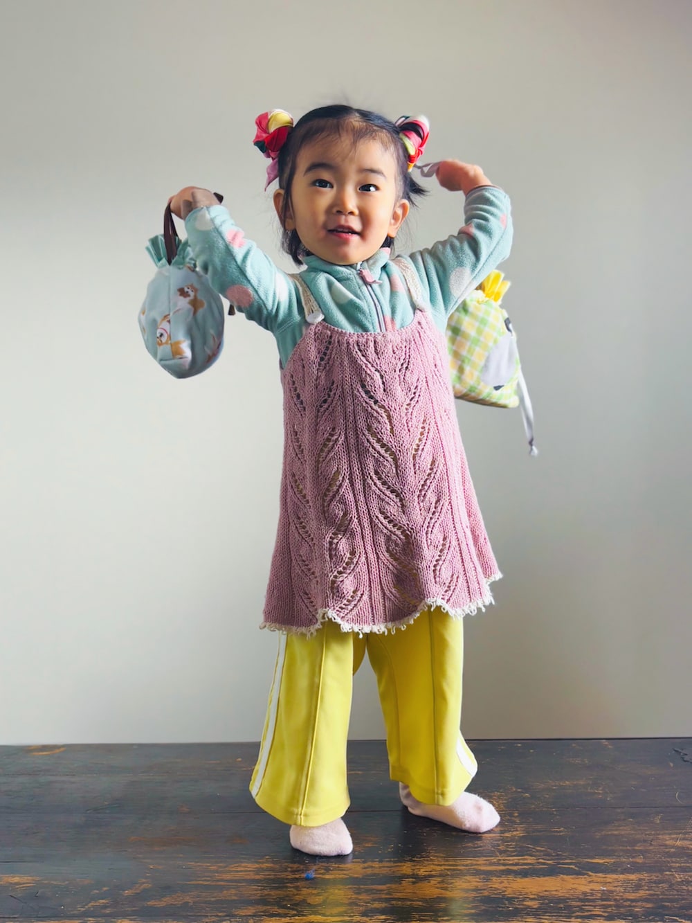 イエロー系のその他パンツ、ピンク系のワンピース、ブルー系のジャケット/アウターを着用したキッズの冬コーディネートの3枚目の写真