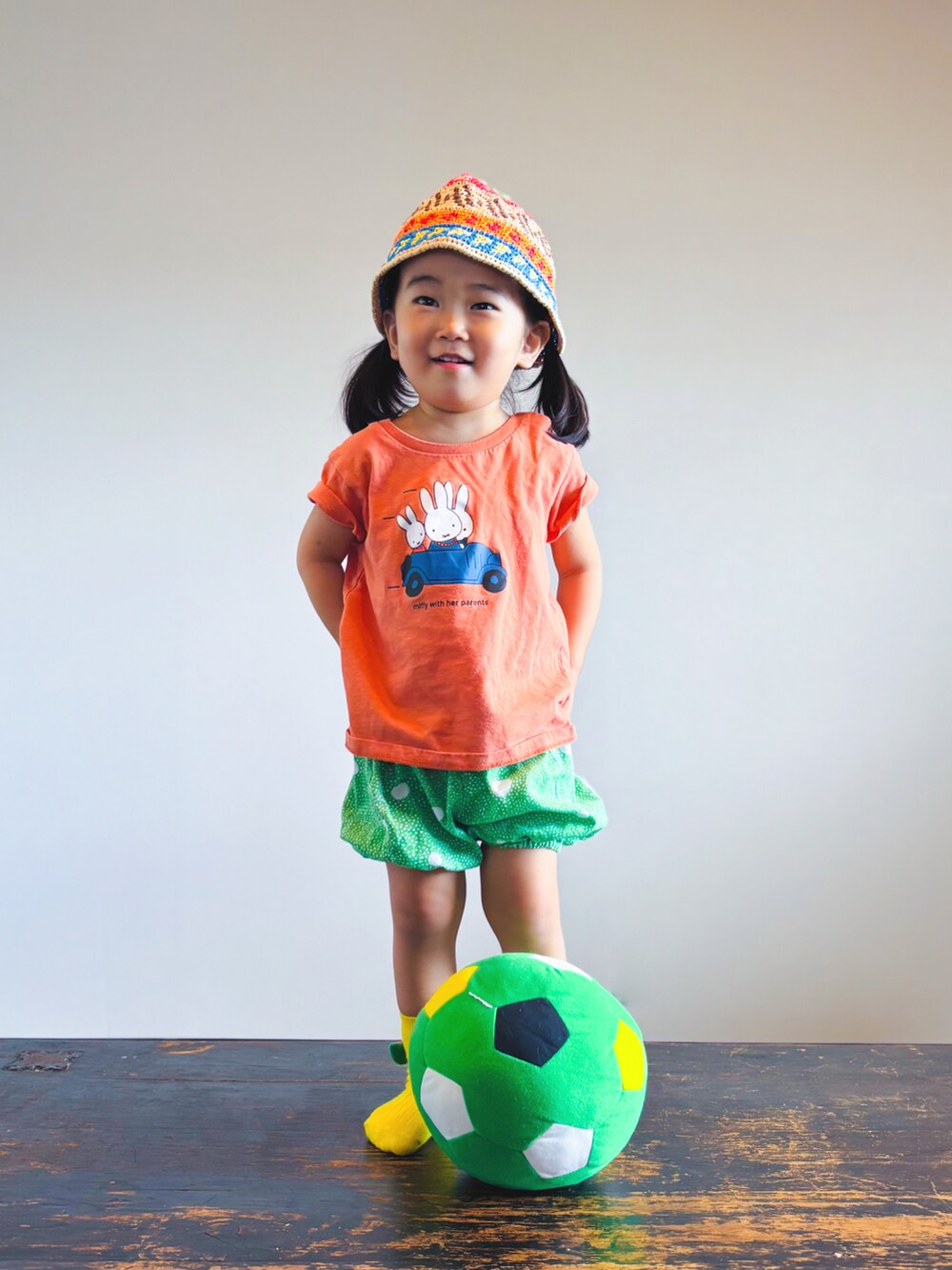 オレンジ系のTシャツ/カットソー、グリーン系のその他パンツ、その他のソックス/靴下を着用したキッズの夏コーディネートの3枚目の写真