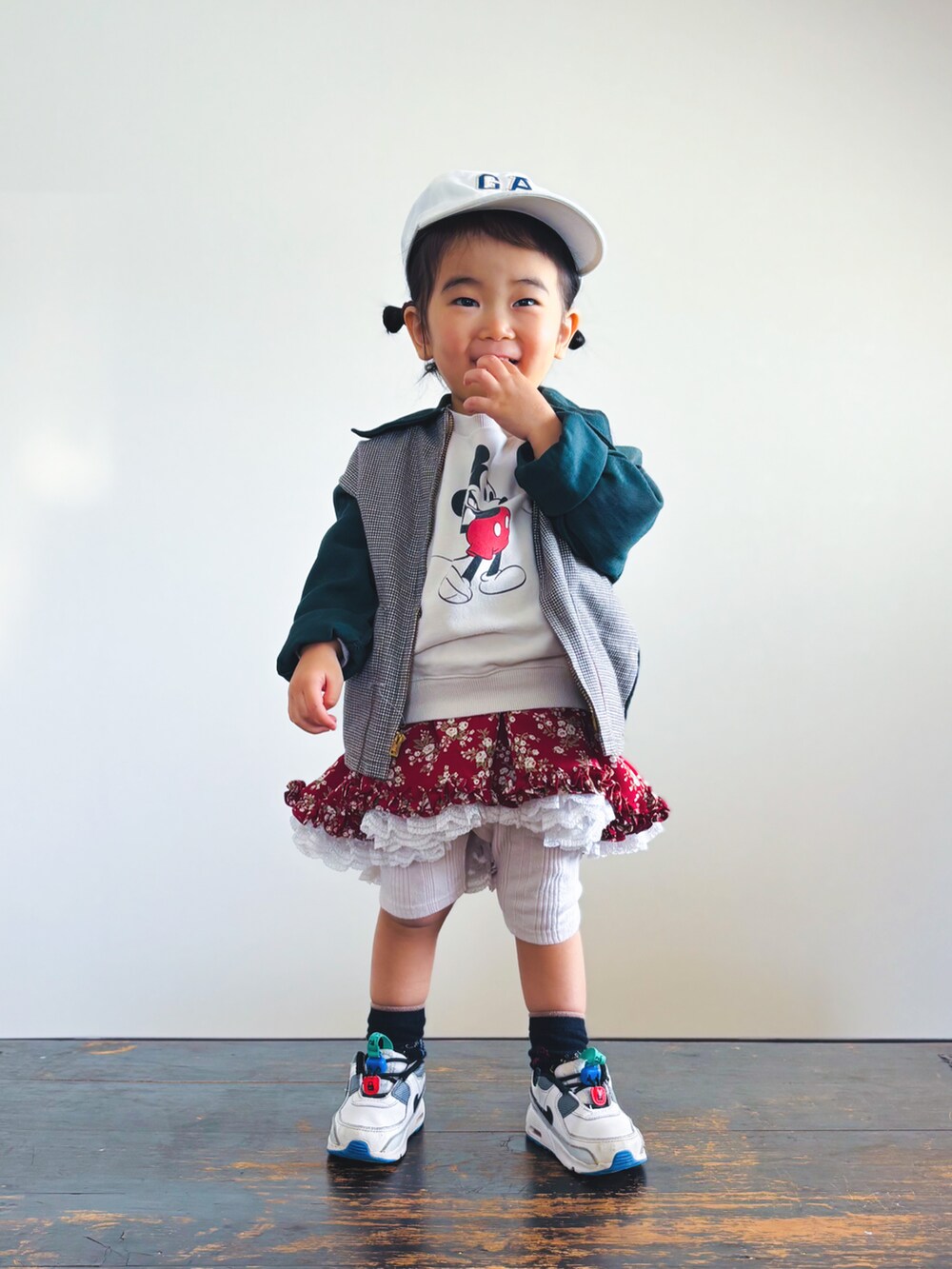 ホワイト系のスニーカー、レッド系のスカート、ホワイト系のスウェットを着用したキッズの春コーディネートの2枚目の写真