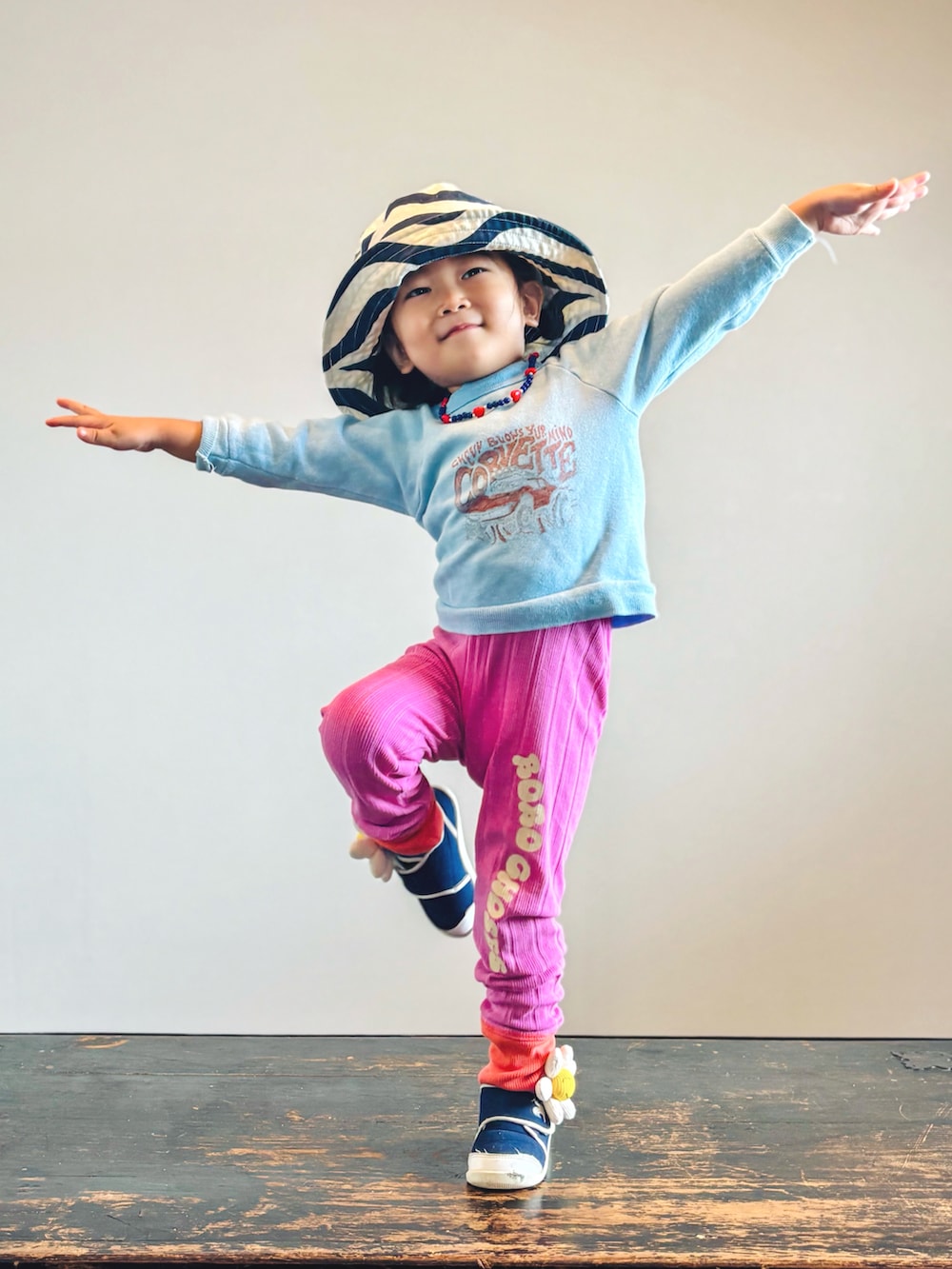 ブルー系のスニーカー、ブルー系のスウェット、ピンク系のレギンス/スパッツを着用したキッズの秋コーディネートの3枚目の写真
