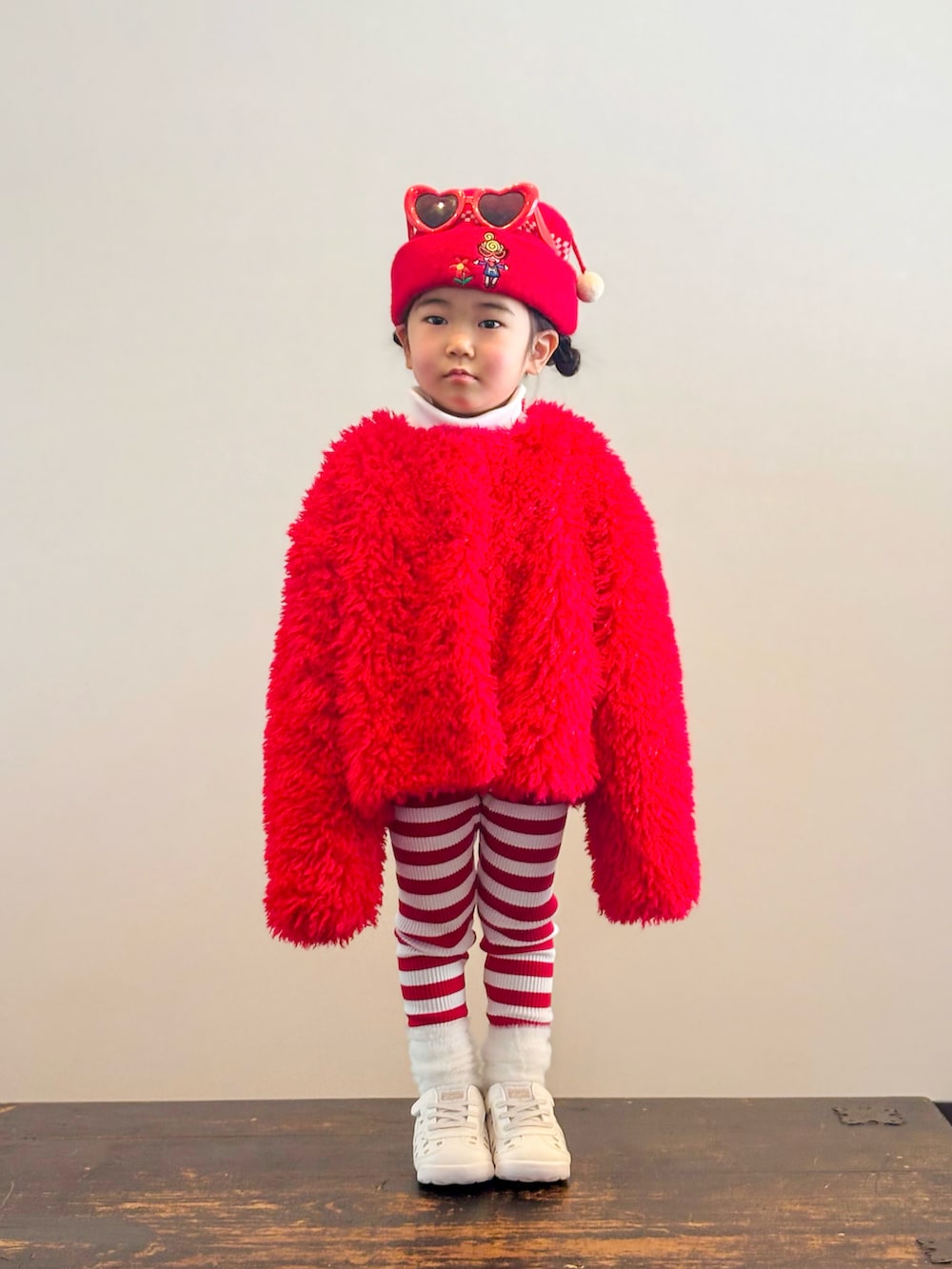 ホワイト系のTシャツ/カットソー、ベージュ系のスニーカー、レッド系のブルゾンを着用したキッズの冬コーディネートの2枚目の写真