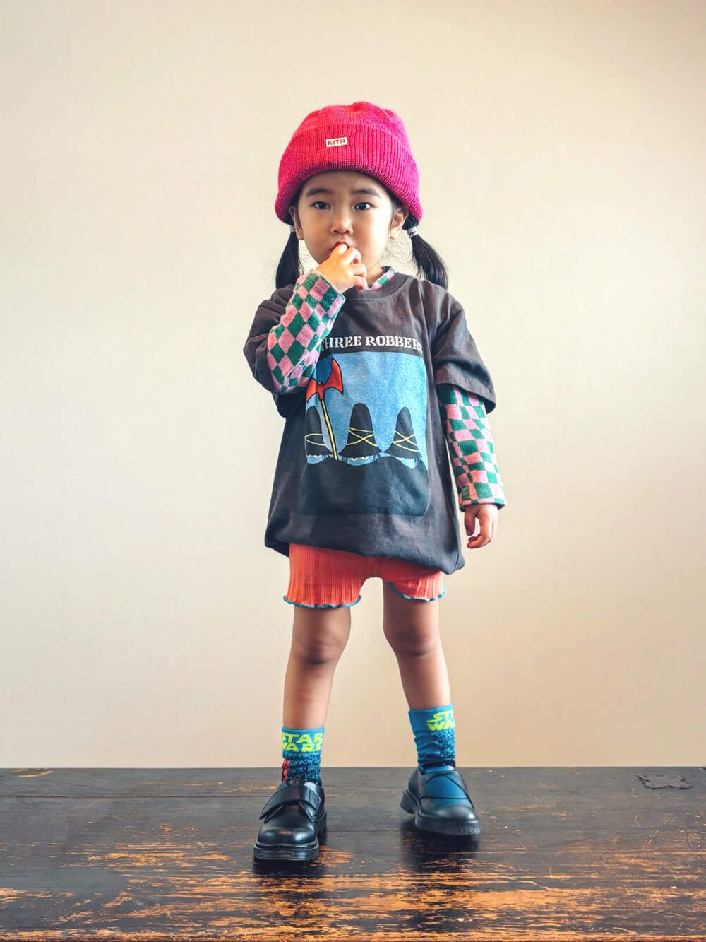 ピンク系のTシャツ/カットソー、オレンジ系のその他パンツ、ブラック系のTシャツ/カットソーを着用したキッズの秋コーディネートの2枚目の写真