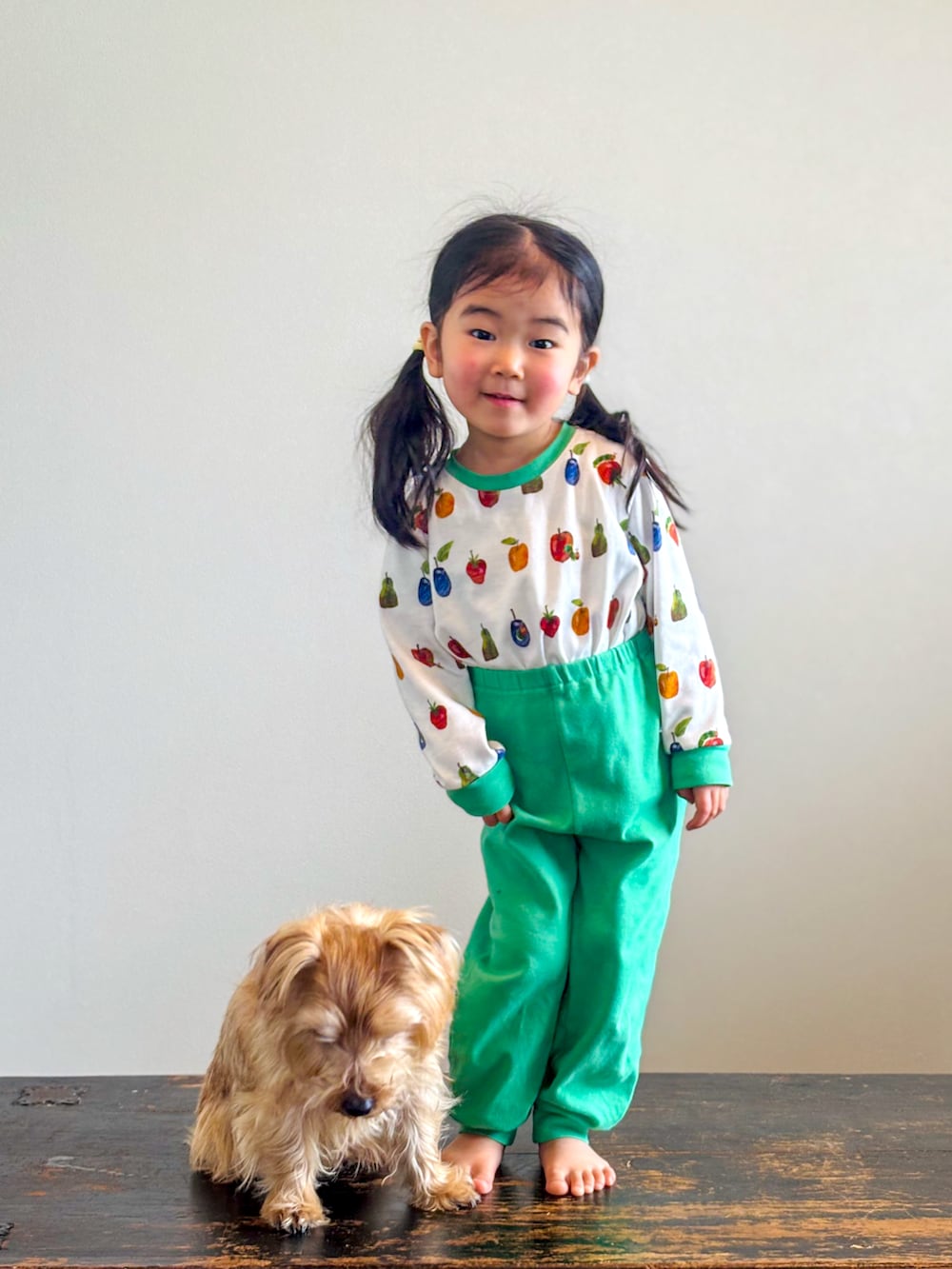 グリーン系のルームウェア/パジャマ、ベージュ系のその他を着用したキッズの春コーディネートの2枚目の写真