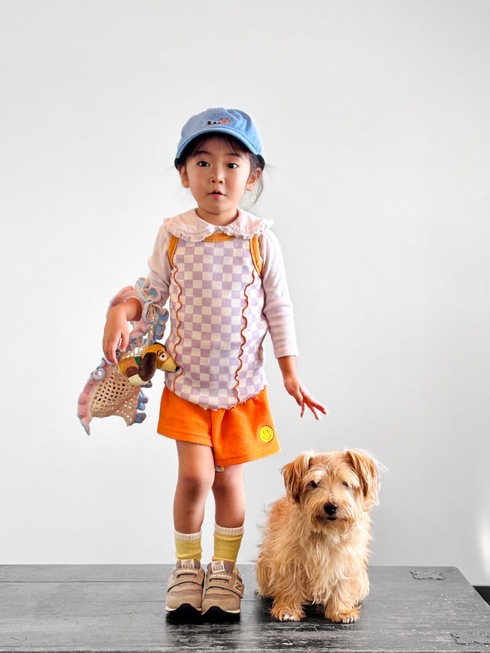 パープル系のタンクトップ、グレー系のスニーカー、ピンク系のTシャツ/カットソーを着用したキッズの秋コーディネートの3枚目の写真