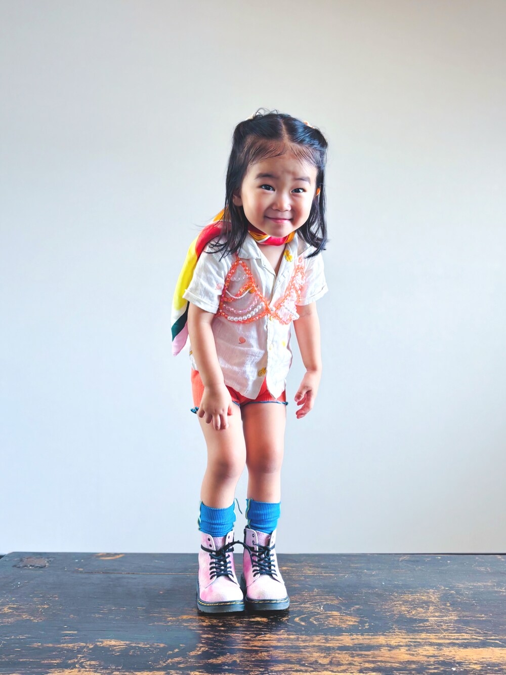 オレンジ系のその他パンツ、ベージュ系のセットアップ、ピンク系のブーツを着用したキッズの夏コーディネートの3枚目の写真