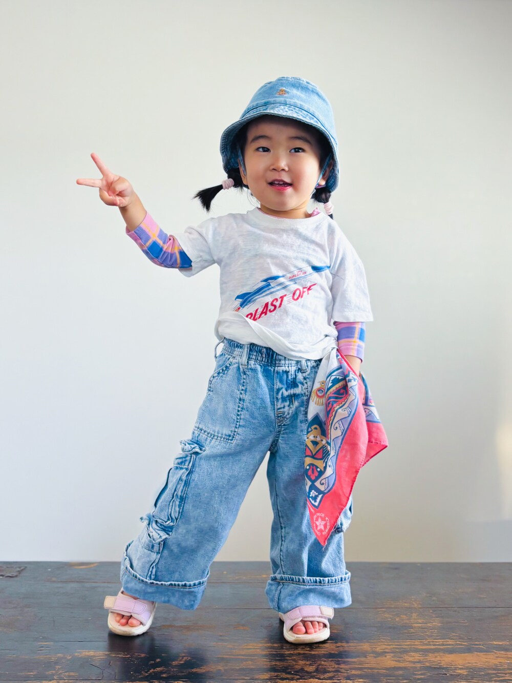 「春夏コーデ、バケットハット、デニム、カーゴパンツ、チェック、サンダル、レイヤードスタイル、Tシャツ、古着MIX、KOOOのヴィンテージファッション、キッズコーデ、キッズファッション」｜「GAPのデニムバケットハット (ベビー)（ハット、ブルー系）」を使った、KOOOさん（キッズ・90cm）の春コーディネートの2枚目の写真