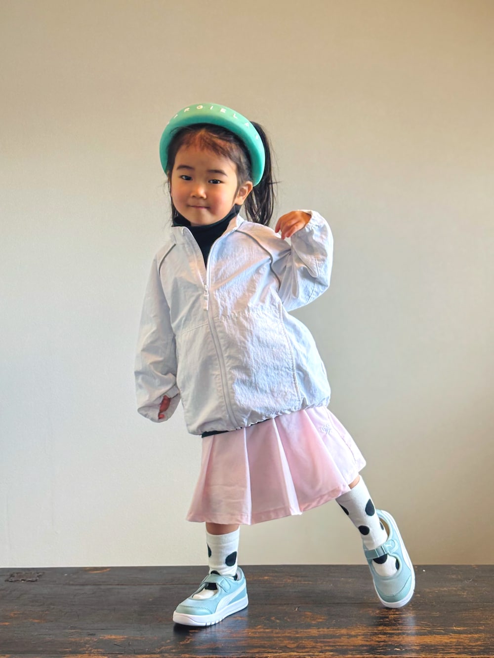 ピンク系のスカート、グリーン系のスニーカー、ブラック系のTシャツ/カットソーを着用したキッズの春コーディネートの3枚目の写真