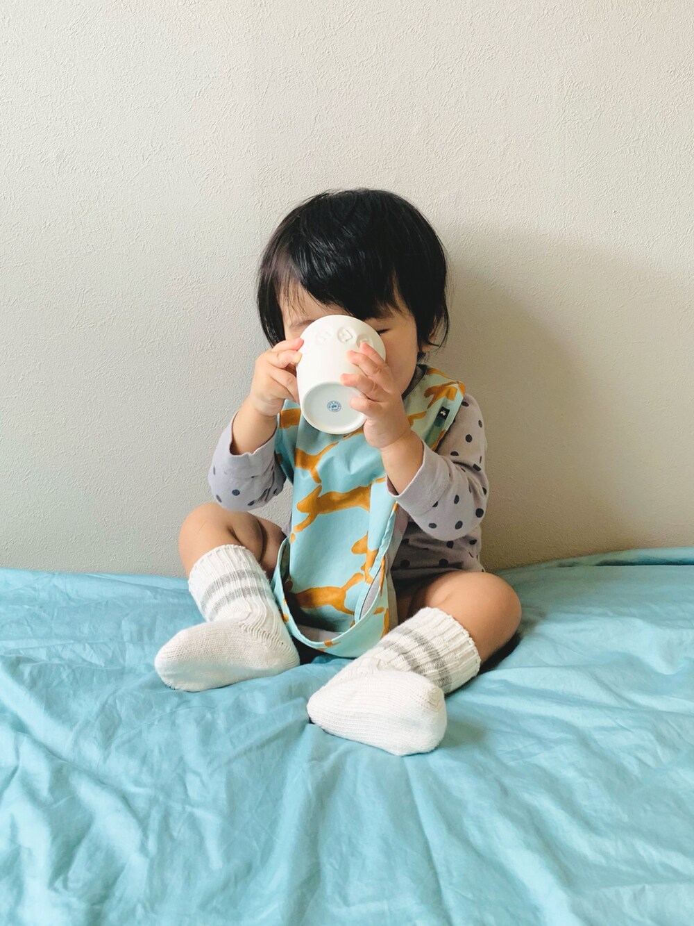 「エプロン、UNIQLO、ミナペルホネン、白ソックス、ドット、キッズコーデ、キッズファッション、ベビーコーデ、離乳食、女の子」｜「mina perhonenのお食事スタイ run run run （エプロン、ブルー系）」を使った、KOOOさん（キッズ・80cm）の秋コーディネートの3枚目の写真