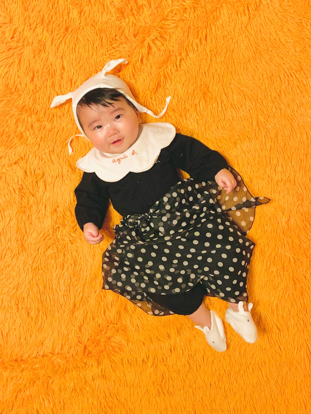 ブラック系のバンダナ/スカーフ、ブラック系のロンパース、その他のスタイ/よだれかけを着用したキッズの春コーディネートの2枚目の写真