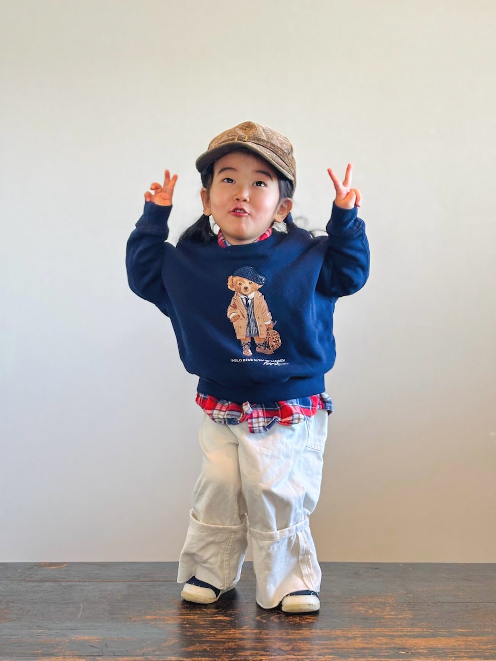 ブルー系のスニーカー、ブルー系のスウェット、レッド系のシャツ/ブラウスを着用したキッズの冬コーディネートの3枚目の写真