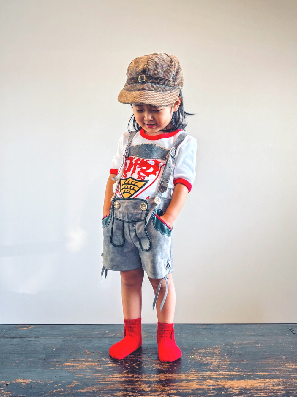 ホワイト系のTシャツ/カットソー、グレー系のサロペット/オーバーオール、その他のソックス/靴下を着用したキッズの秋コーディネートの2枚目の写真