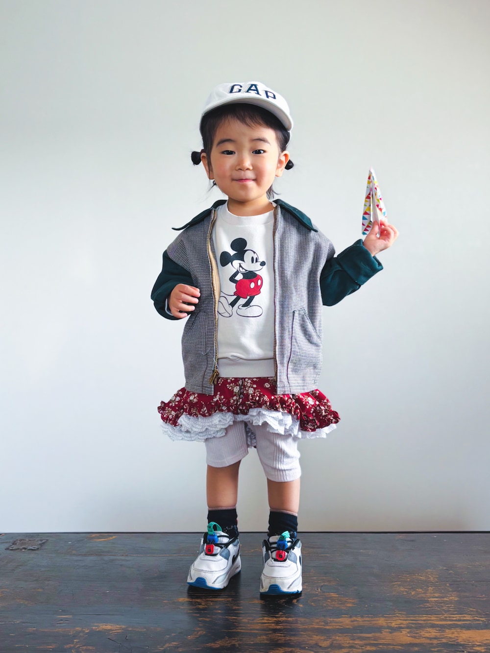 ホワイト系のスニーカー、レッド系のスカート、ホワイト系のスウェットを着用したキッズの春コーディネートの3枚目の写真