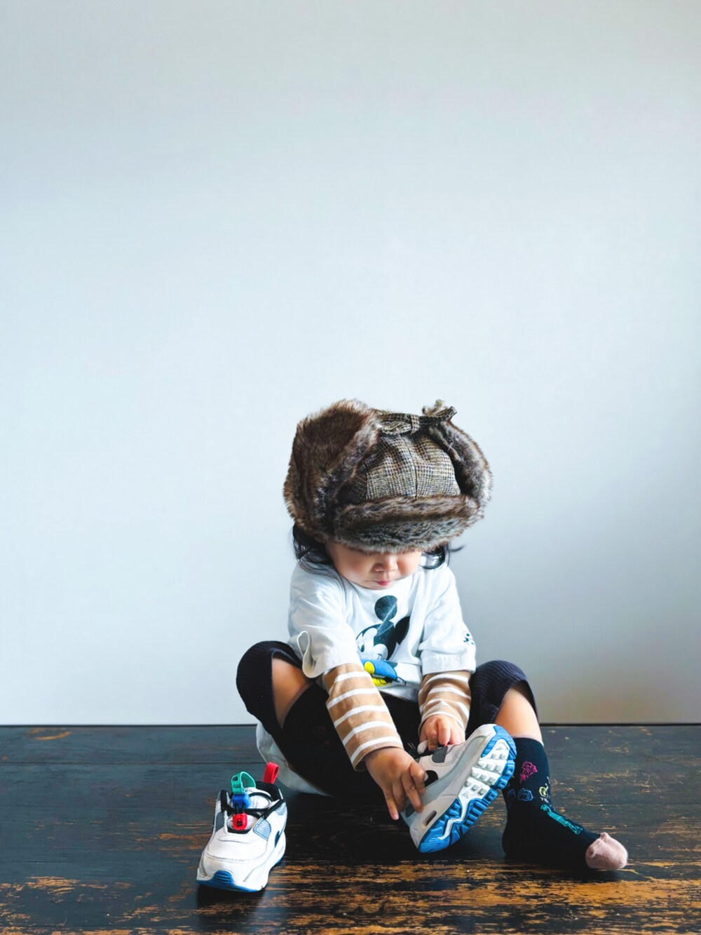 ホワイト系のTシャツ/カットソー、ベージュ系のTシャツ/カットソー、ブラック系のその他パンツを着用したキッズの秋コーディネートの2枚目の写真