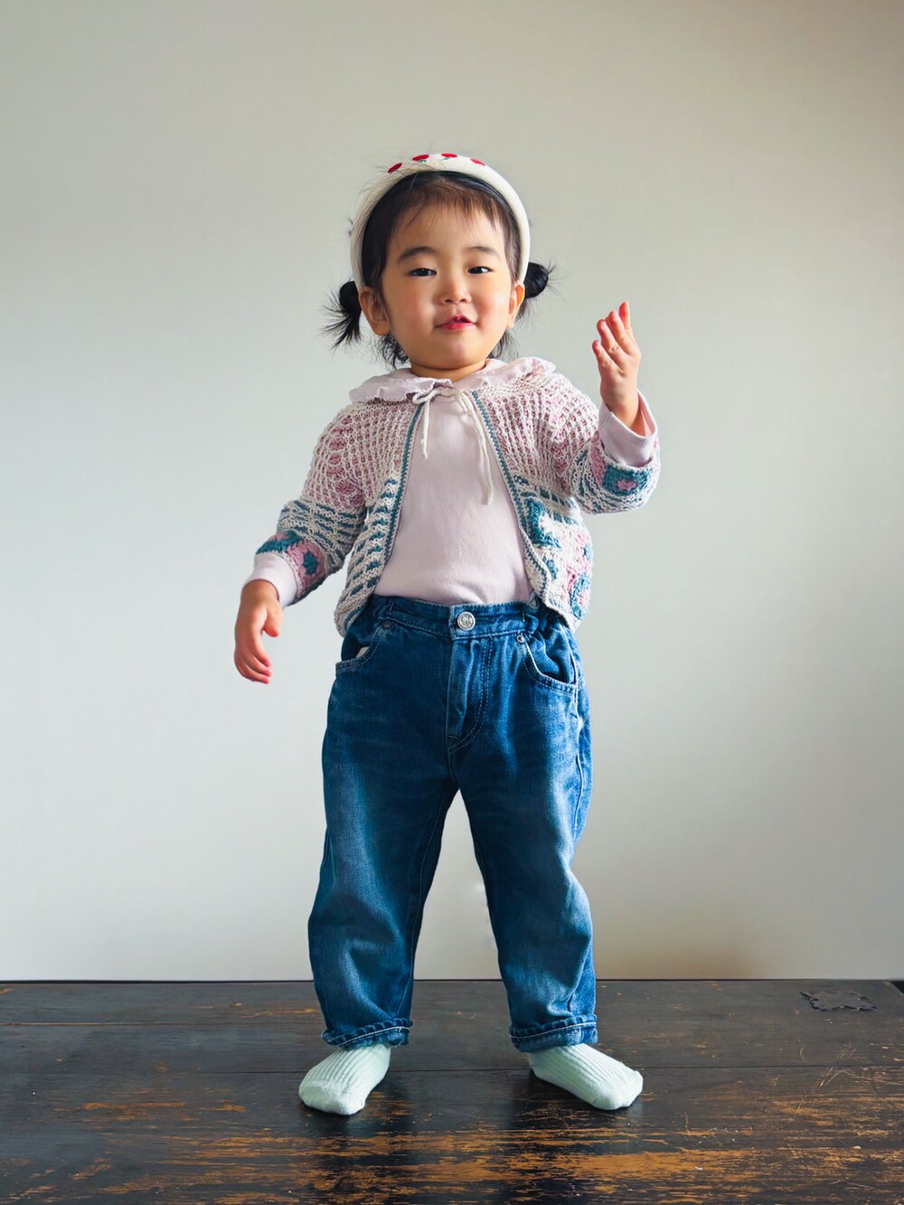 「春コーデ、デニム、デニムパンツ、カーディガン、カチューシャ、ユニクロ、ロンT、カジュアルコーデ、キッズコーデ、キッズファッション」｜「BOBO CHOSESのTomato canvas stiff headband（ヘアバンド、ベージュ系）」を使った、KOOOさん（キッズ・90cm）の春コーディネートの2枚目の写真