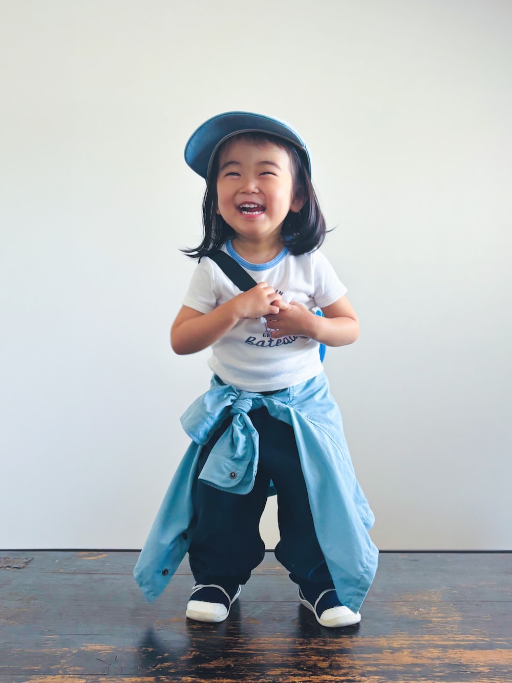 ブルー系のシャツ/ブラウス、ブルー系のボディバッグ/ウエストポーチ、ホワイト系のTシャツ/カットソーを着用したキッズの夏コーディネートの3枚目の写真