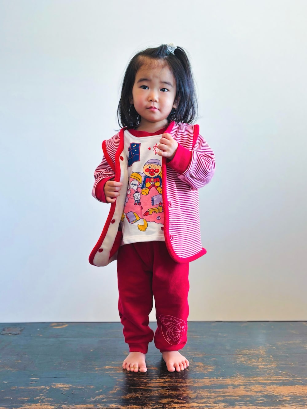 レッド系のルームウェア/パジャマ、ホワイト系のその他ヘアアクセサリーを着用したキッズの冬コーディネートの2枚目の写真