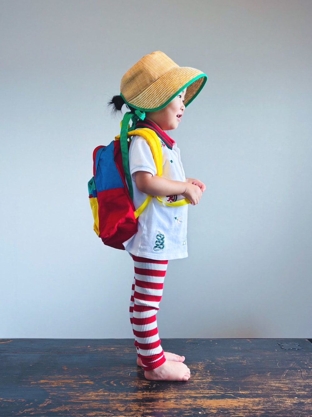 ホワイト系のポロシャツ、その他のバックパック/リュック、レッド系のレギンス/スパッツを着用したキッズの夏コーディネートの3枚目の写真