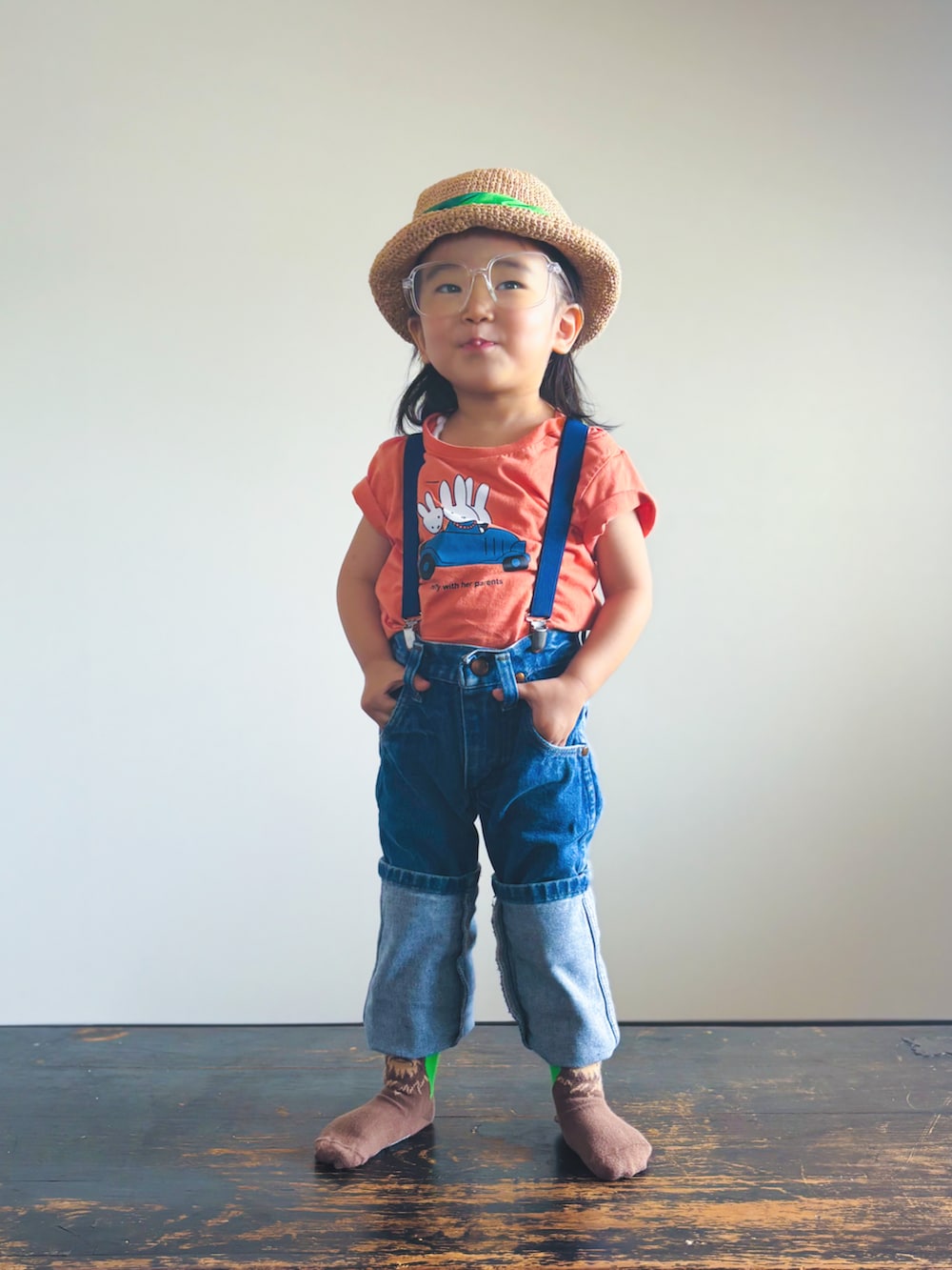 オレンジ系のTシャツ/カットソー、ブルー系のデニムパンツ、ホワイト系のメガネを着用したキッズの夏コーディネートの2枚目の写真