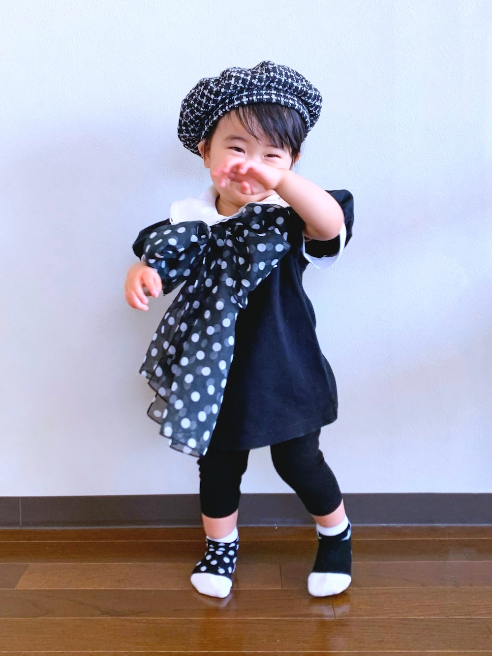 ブラック系のその他パンツ、ブラック系のTシャツ/カットソー、ブラック系のソックス/靴下を着用したキッズの春コーディネートの2枚目の写真