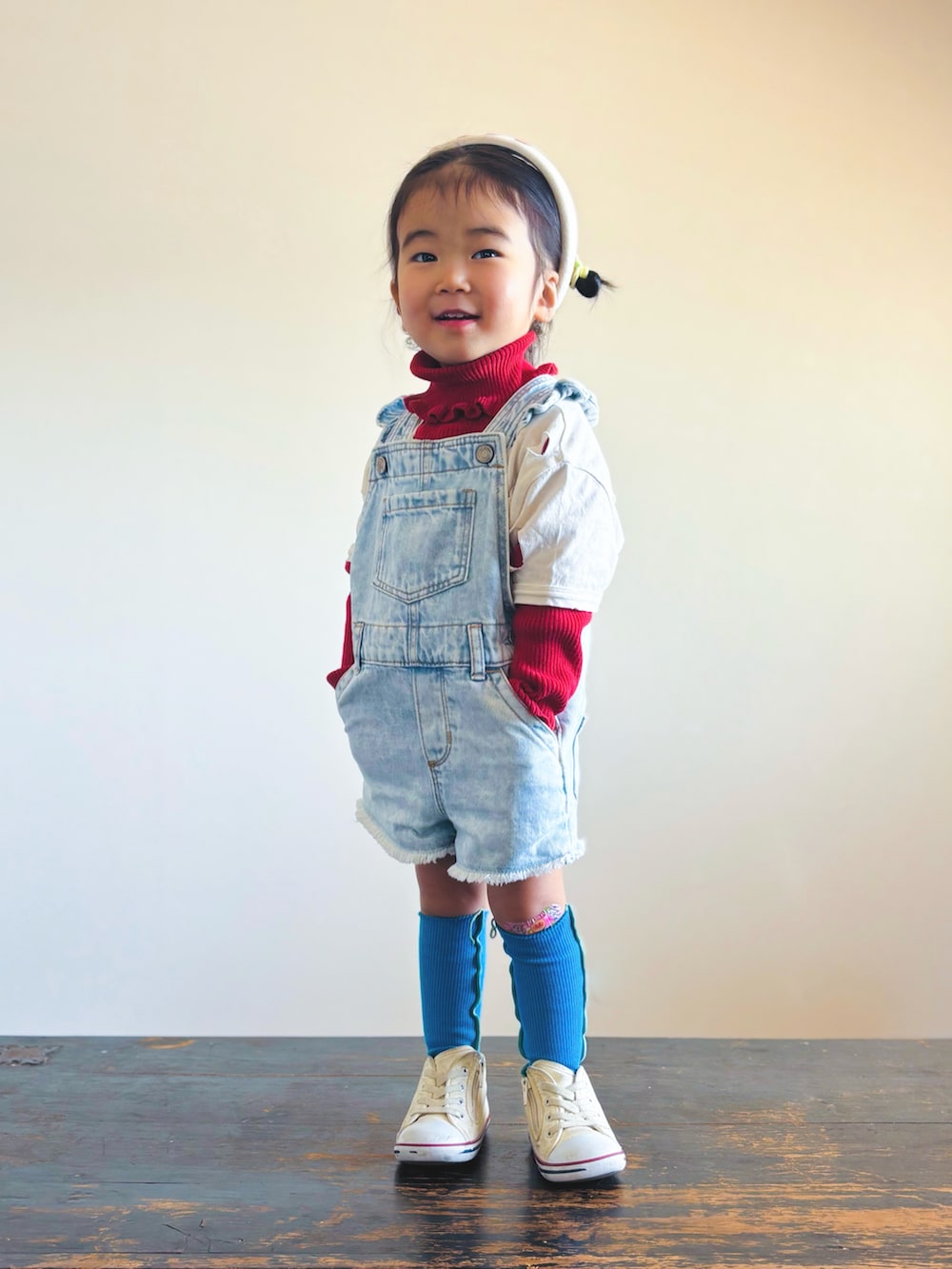 ホワイト系のスニーカー、その他のサロペット/オーバーオール、ホワイト系のTシャツ/カットソーを着用したキッズの春コーディネートの3枚目の写真