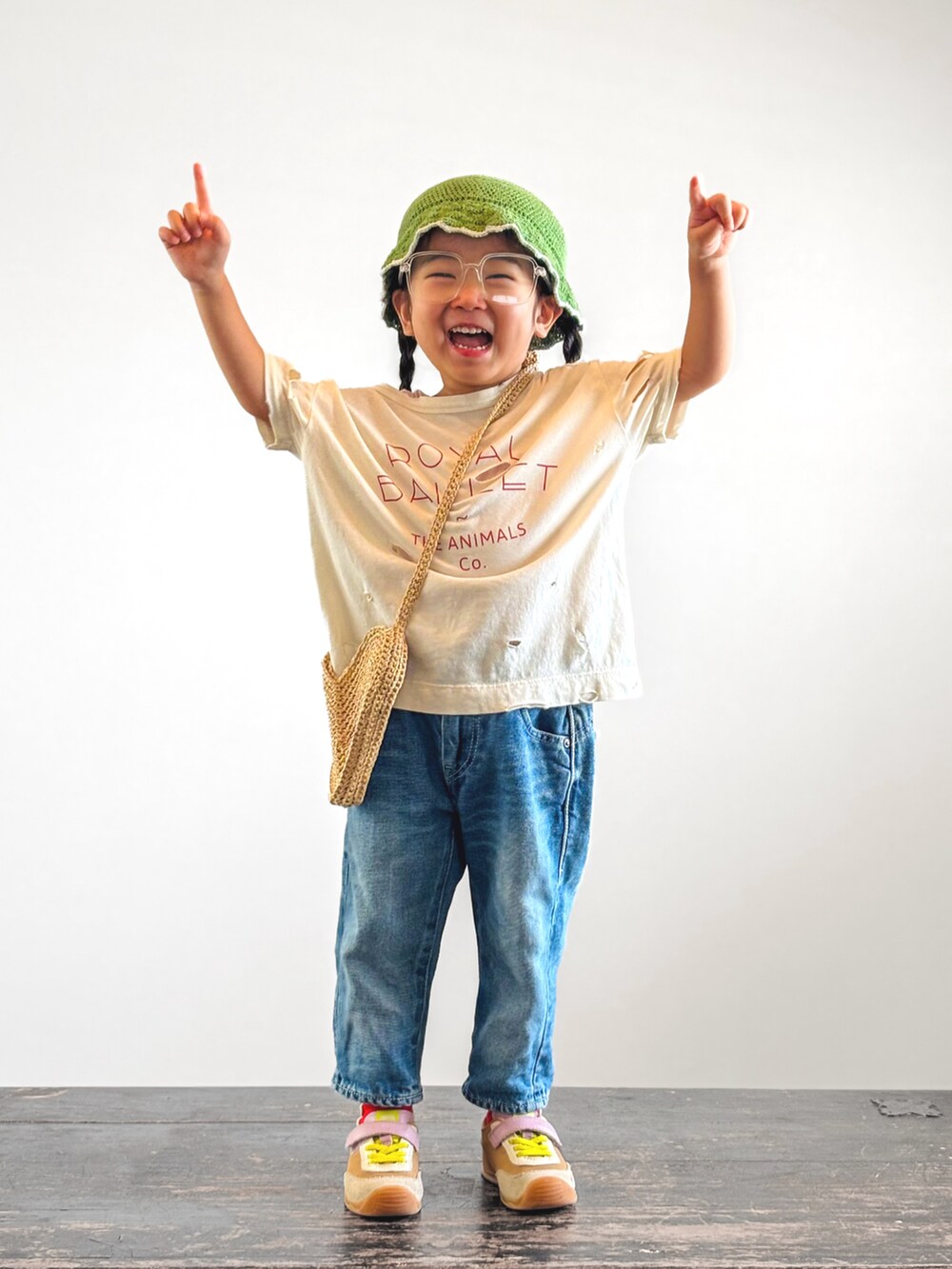 ホワイト系のTシャツ/カットソー、イエロー系のスニーカー、ブルー系のデニムパンツを着用したキッズの夏コーディネートの2枚目の写真