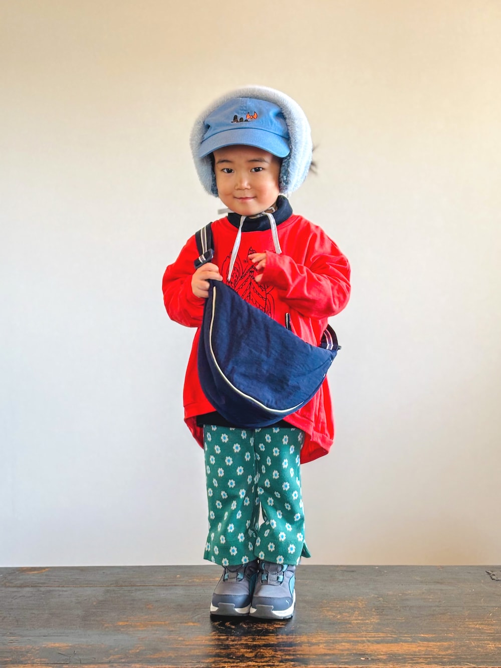 グリーン系のその他パンツ、ブラック系のTシャツ/カットソー、グレー系のブーツを着用したキッズの秋コーディネートの2枚目の写真