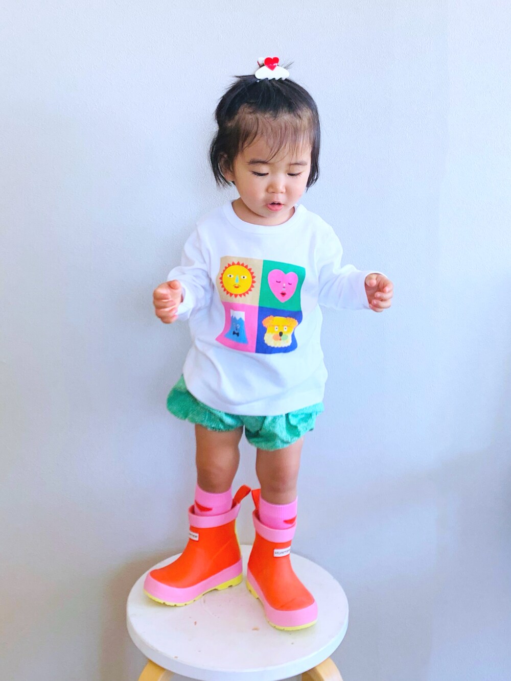 グリーン系のその他パンツ、ホワイト系のTシャツ/カットソー、オレンジ系のレインシューズを着用したキッズの夏コーディネートの2枚目の写真