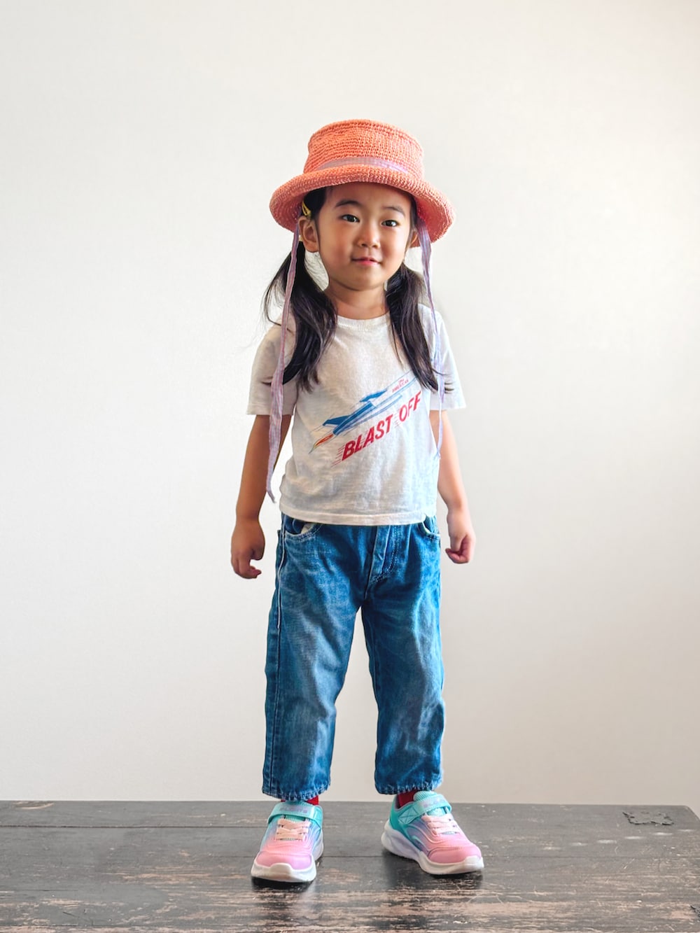 ブルー系のスニーカー、ホワイト系のTシャツ/カットソー、ブルー系のデニムパンツを着用したキッズの秋コーディネートの2枚目の写真