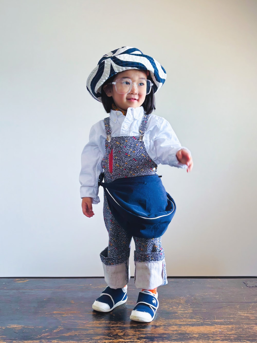 ホワイト系のシャツ/ブラウス、ブルー系のショルダーバッグ、その他のサロペット/オーバーオールを着用したキッズの春コーディネートの2枚目の写真
