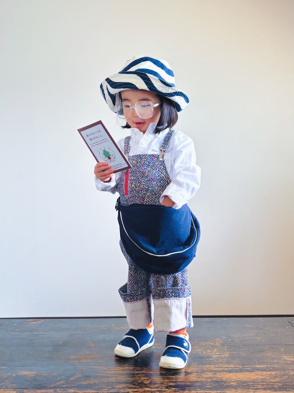 ホワイト系のシャツ/ブラウス、ブルー系のショルダーバッグ、その他のサロペット/オーバーオールを着用したキッズの春コーディネートの3枚目の写真