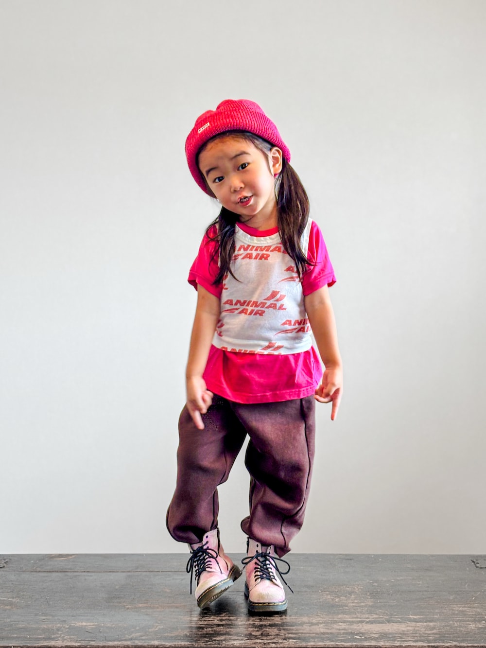 ホワイト系のタンクトップ、ホワイト系のTシャツ/カットソー、ブラウン系のスウェットパンツを着用したキッズの秋コーディネートの2枚目の写真