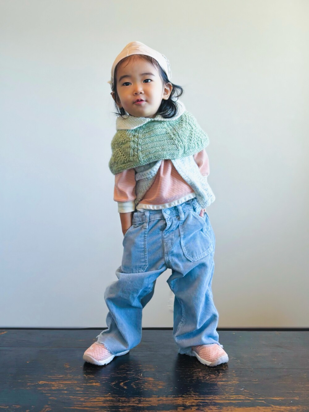 「コーデュロイ、ニット、ポンチョ、スニーカー、ベスト、レイヤードスタイル、ワイドパンツ、ボーダー、淡色コーデ、キッズファッション、キッズコーデ、パーソナルカラーサマー、冬アウター、冬コーデ」｜「mina perhonenのオーガンジーヘアターバン（ヘアバンド、ベージュ系）」を使った、KOOOさん（キッズ・80cm）の秋コーディネートの2枚目の写真