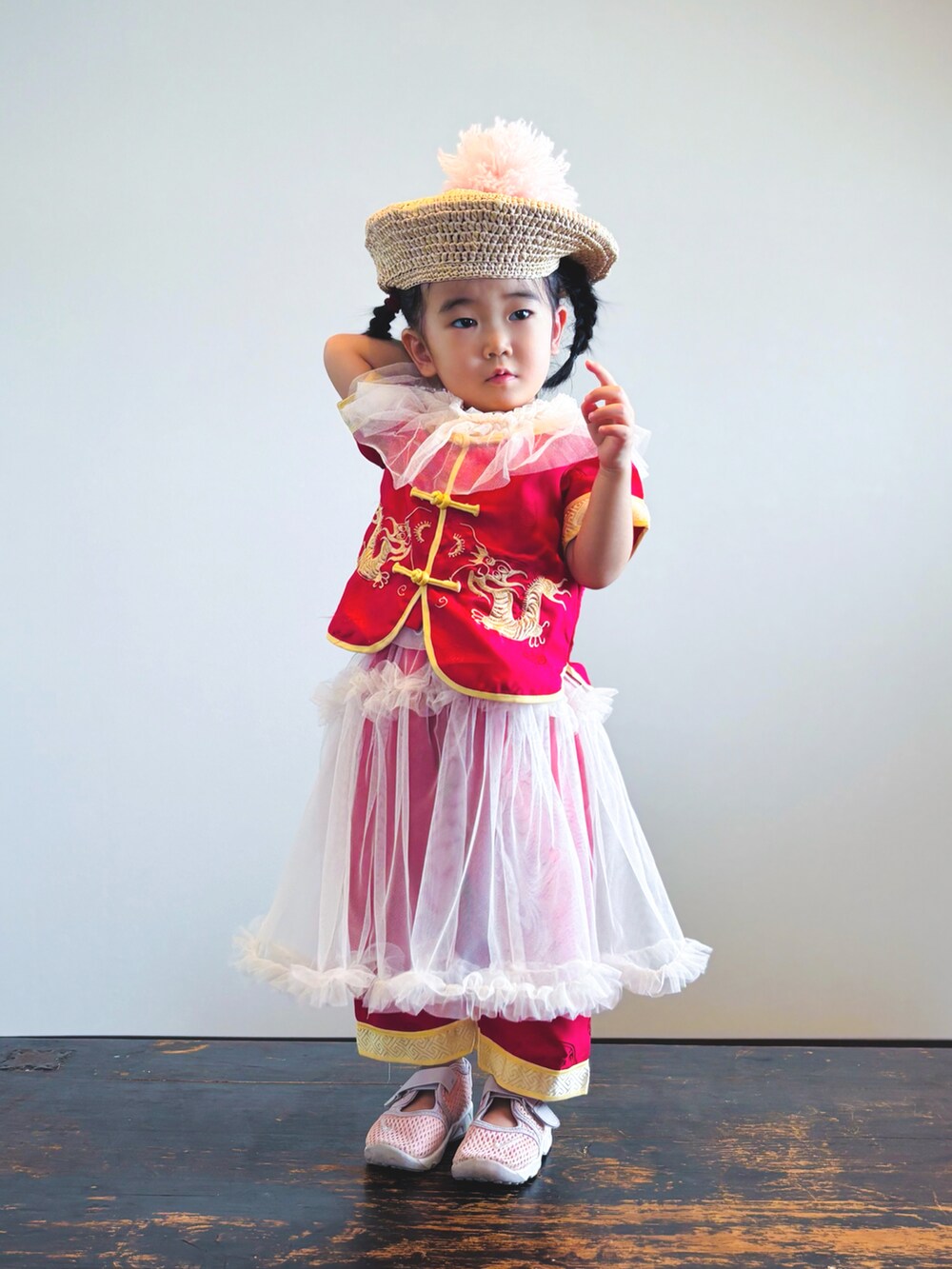 ホワイト系のワンピース、ピンク系のスニーカー、レッド系のセットアップを着用したキッズの夏コーディネートの3枚目の写真